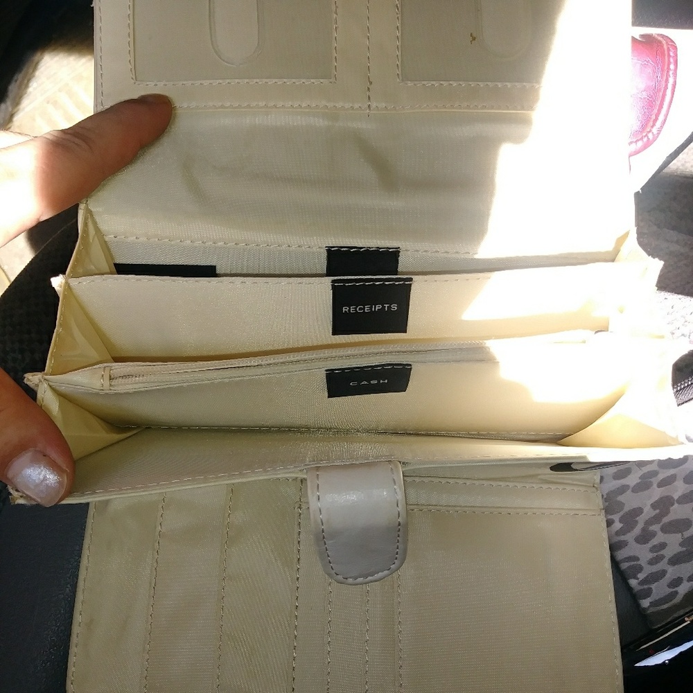 White wallet - Picture 3 of 3